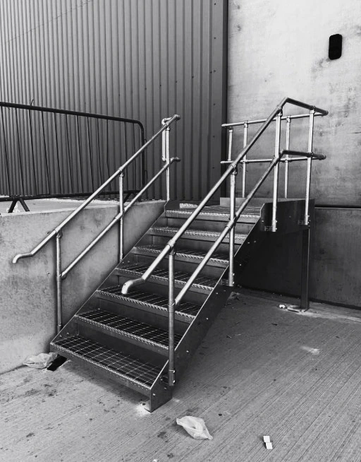 Passerelle métallique sur mesure fabriquée par ATM17