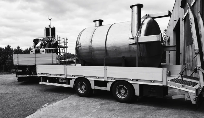 Transport d'un ouvrage métallique fabriqué par ATM17 vers le chantier